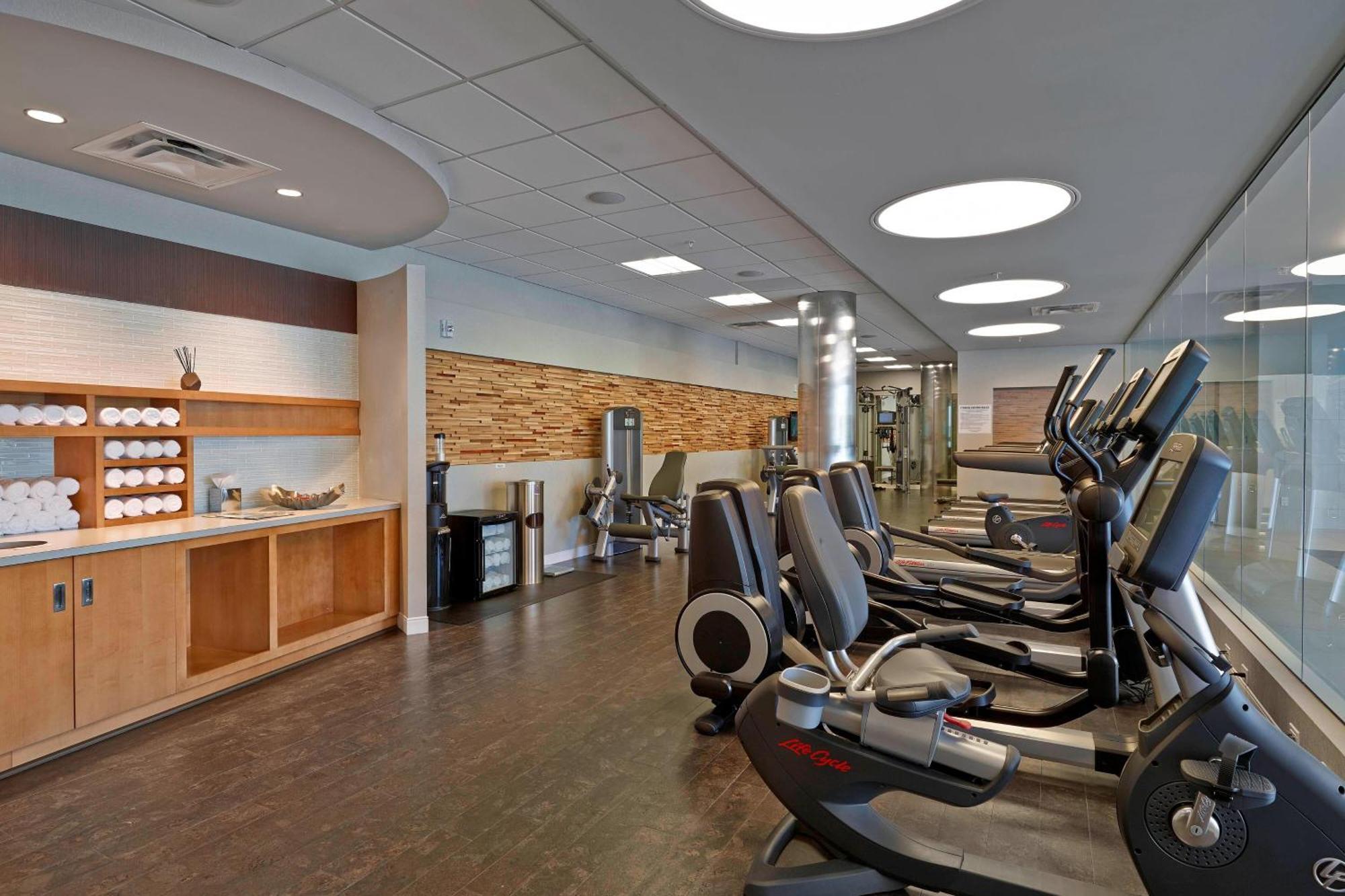 ניסקו Renaissance Edmonton Airport Hotel מראה חיצוני תמונה