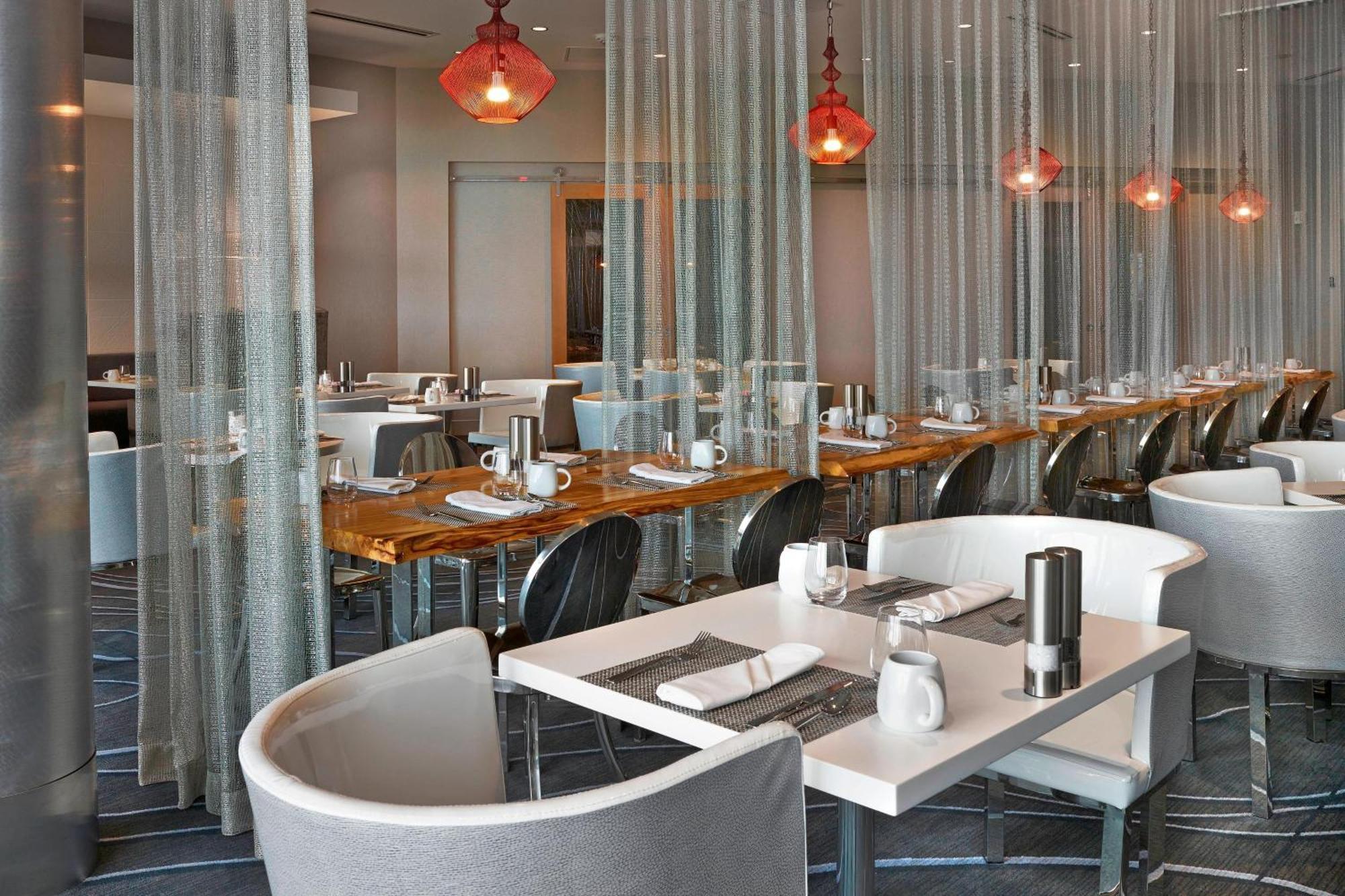 ניסקו Renaissance Edmonton Airport Hotel מראה חיצוני תמונה